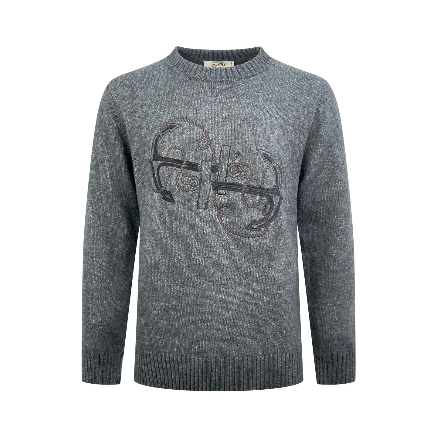 Herme Paris H-shaped embroidered sweater, custom-woven Shuangchuan cloud velvet cotton wool, fluffy and warm, soft and comfortable. The body is covered with charcoal gray. The hazy mist texture contains the timeless charm of the family. The three-dimensional embroidery of double anchor rope knots on the chest is gracefully coiled. The stitches are layered to condense the handed down nautical narrative into the square stitching. The relaxed and dropped shoulder silhouette is relaxed and stretched, incorporating the romance of the deep sea into the texture, interpreting the restrained tranquility of the family. Hidden elegance and elegance of old money. Process 1: Use imported machine embroidery technology. Use advanced computer control systems and precision mechanical components to achieve Hermes embroidery operations with high precision. The lines are smooth and delicate. Process 2: Use three-dimensional seam stitching. It uses specific sewing methods at the seams to make clothes more three-dimensional and fit the body. The workmanship is cumbersome and complicated. Process 3: Softening and deodorizing process of ready-made clothes through professional washing equipment and specific detergents. Deep clean and deodorize clothes to improve the feel and appearance of clothes Accessories: Customized 1:1 Hermes trademark Fit: Loose fit Size: S M L XL Style number: AA 691